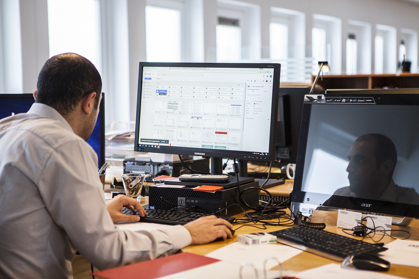 Knowledge worker Joe at his desk