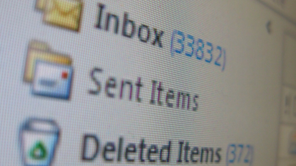 email inbox with too may unread emails